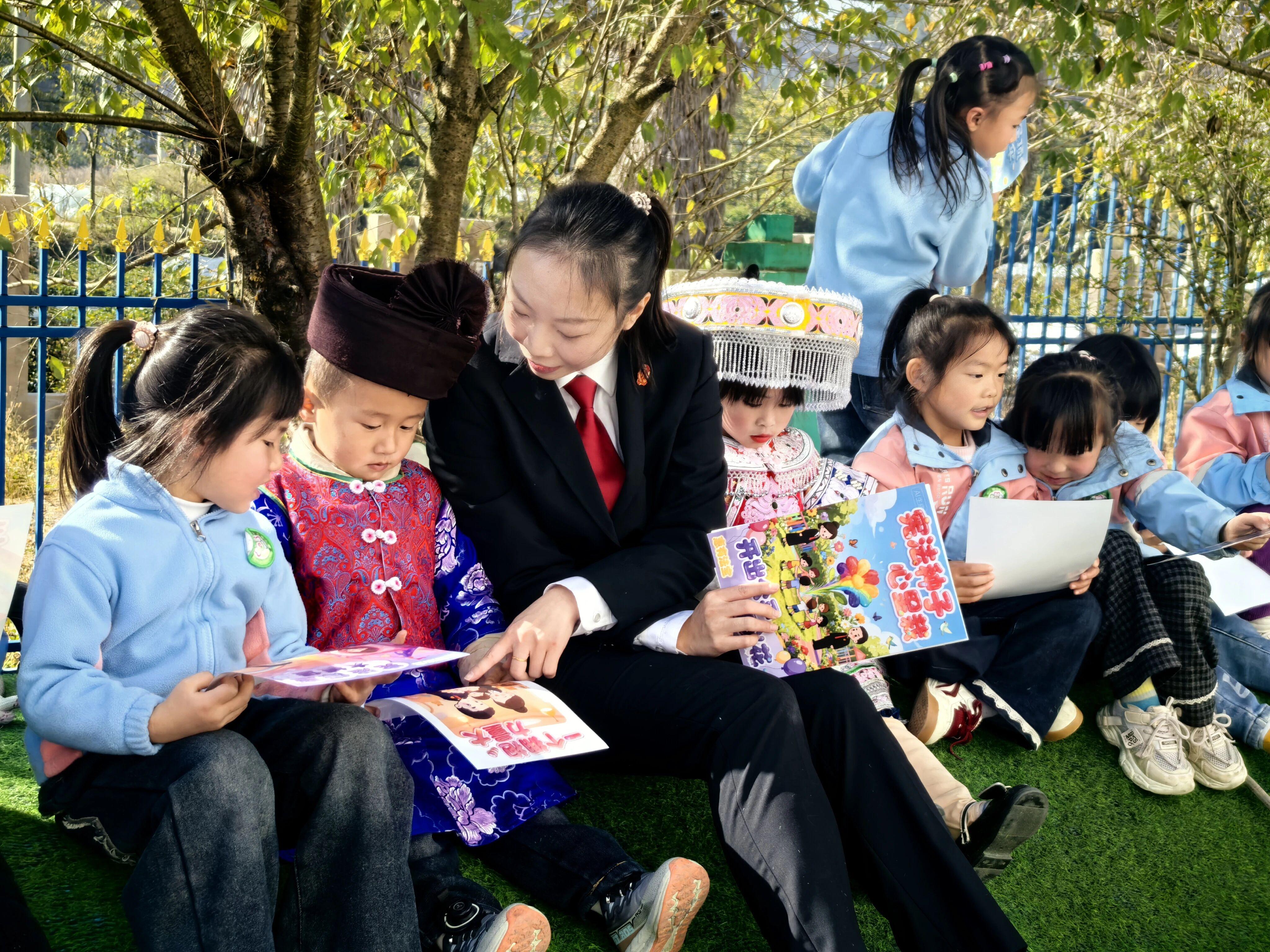 图4 普法进校园.jpg