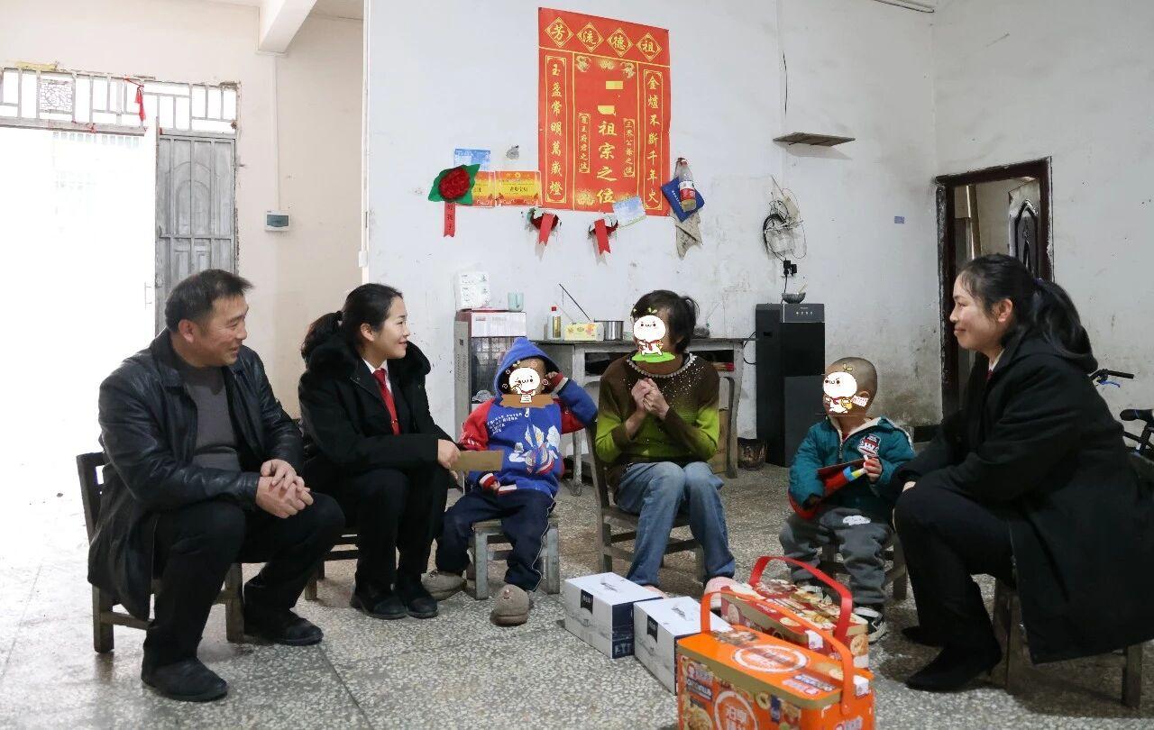 图5 荔波法院“爱心妈妈”走访慰问困境、留守儿童.jpg