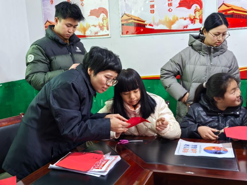 图1 党支部工作人员与小学生一起做手工 .jpg