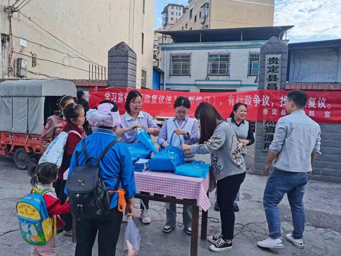 图4 行政复议法治宣传现场.jpg