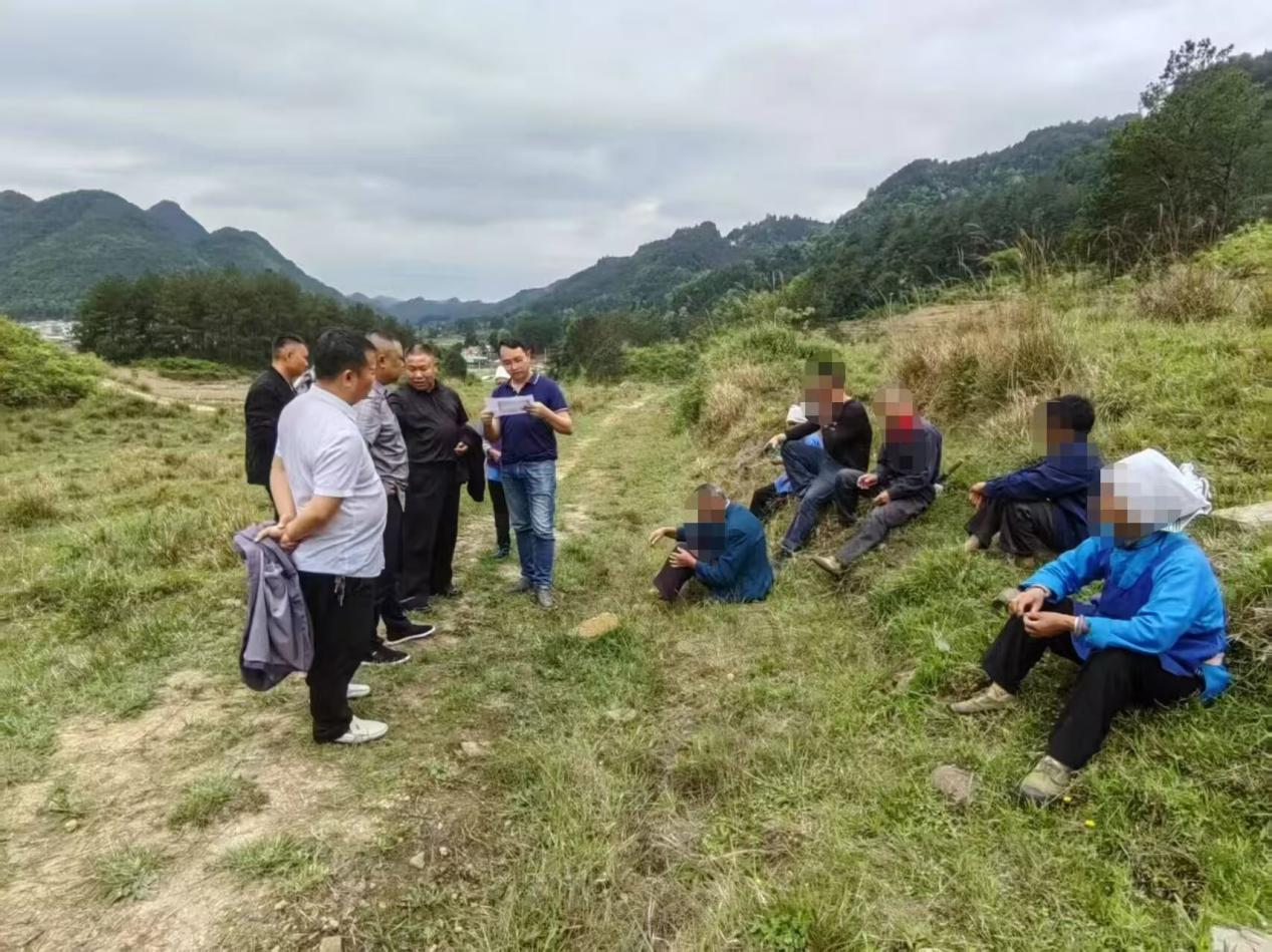 图3 与村民调解协商现场.png