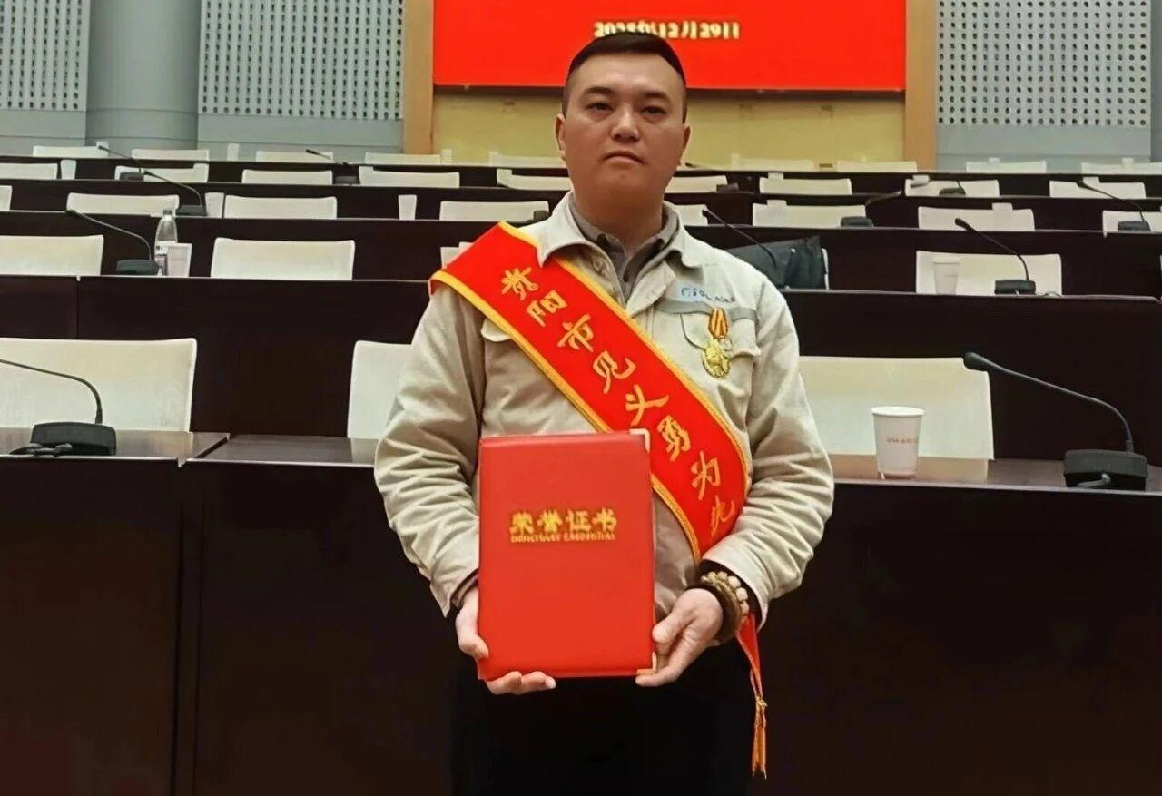 三次捐出荣誉奖金 何波用平凡诠释英雄本色