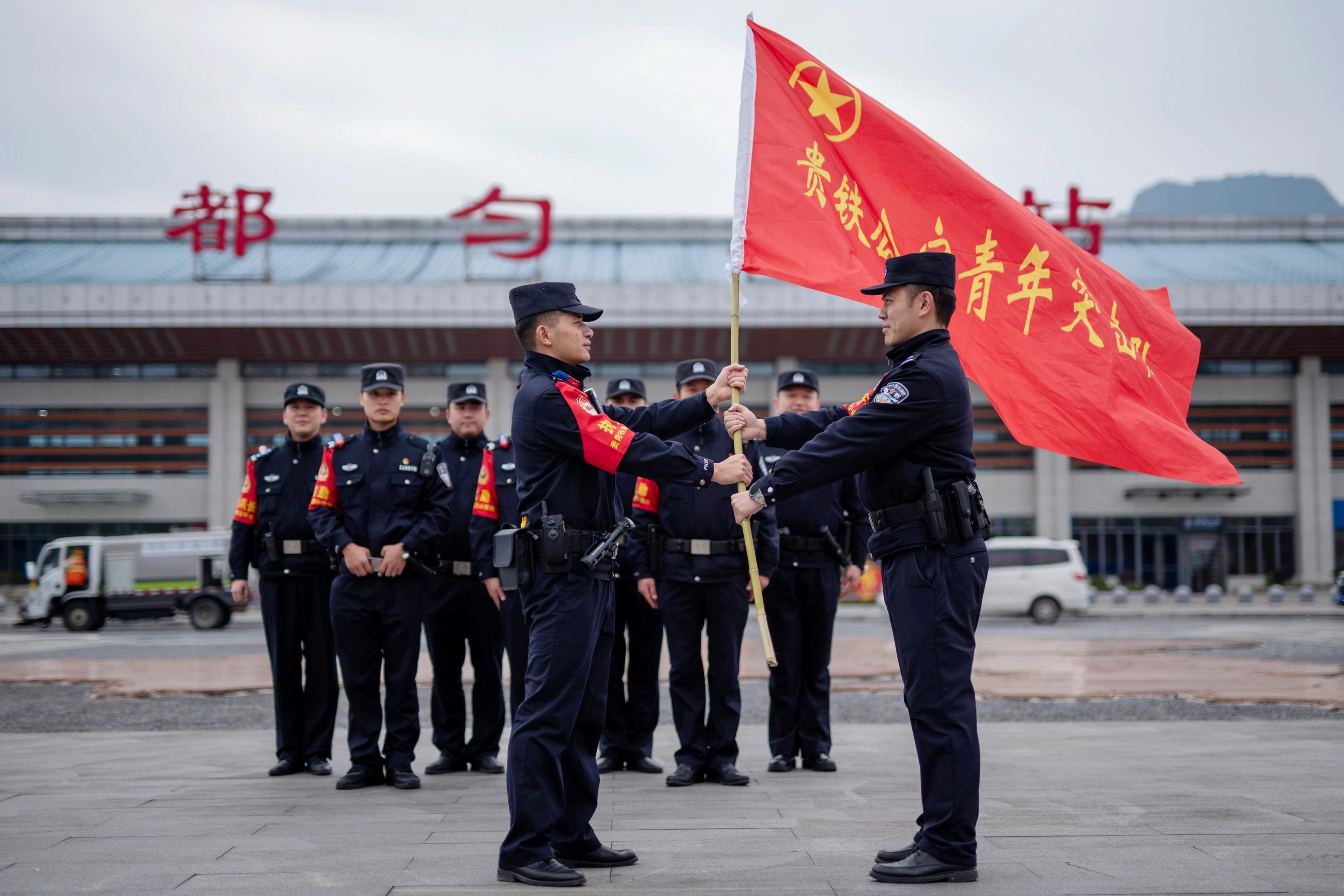 18 都匀东站派出所举行简朴庄重的青年突击队授旗仪式.jpg