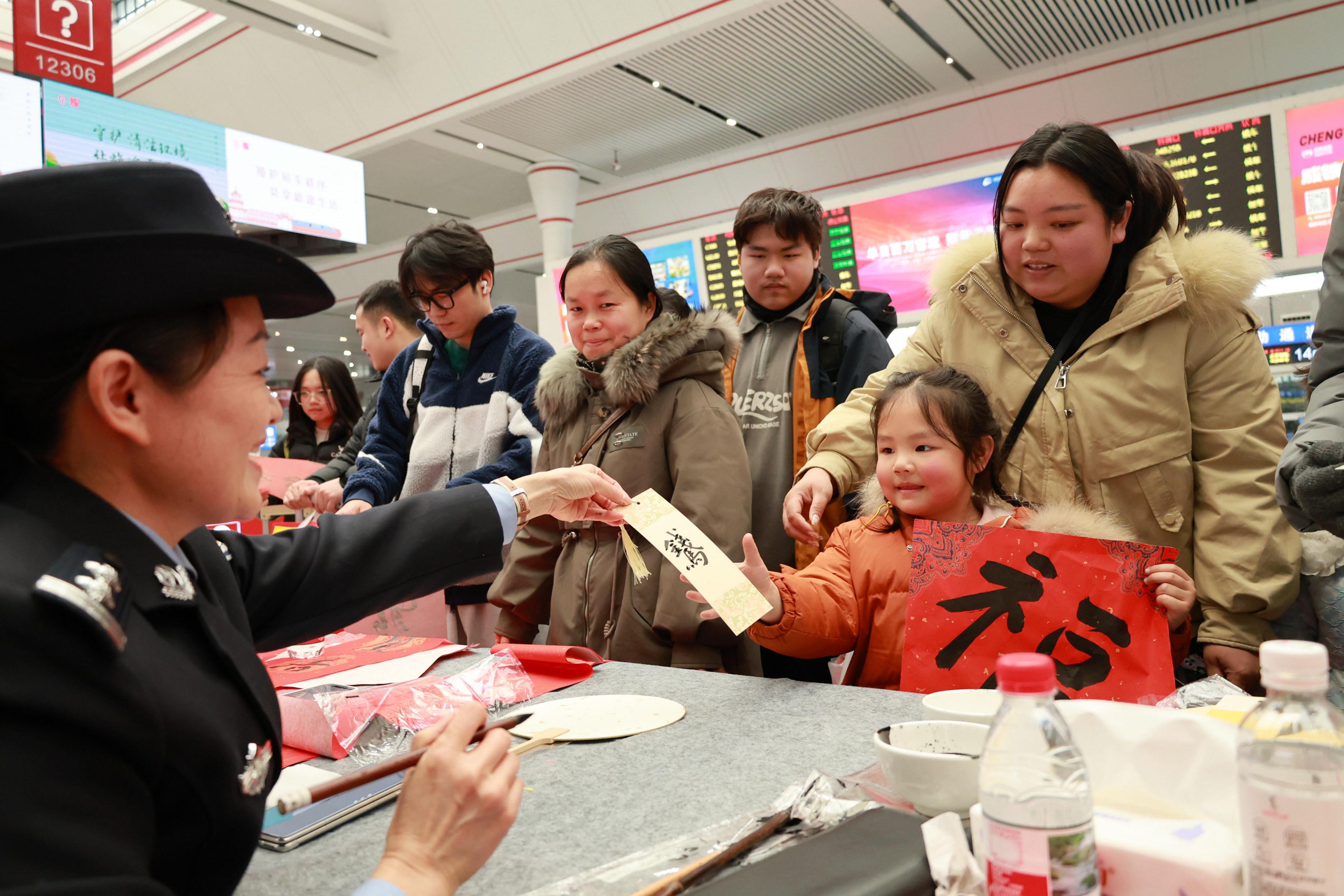 2 公安处“云芳书法工作室”民警现场写福送平安.jpg