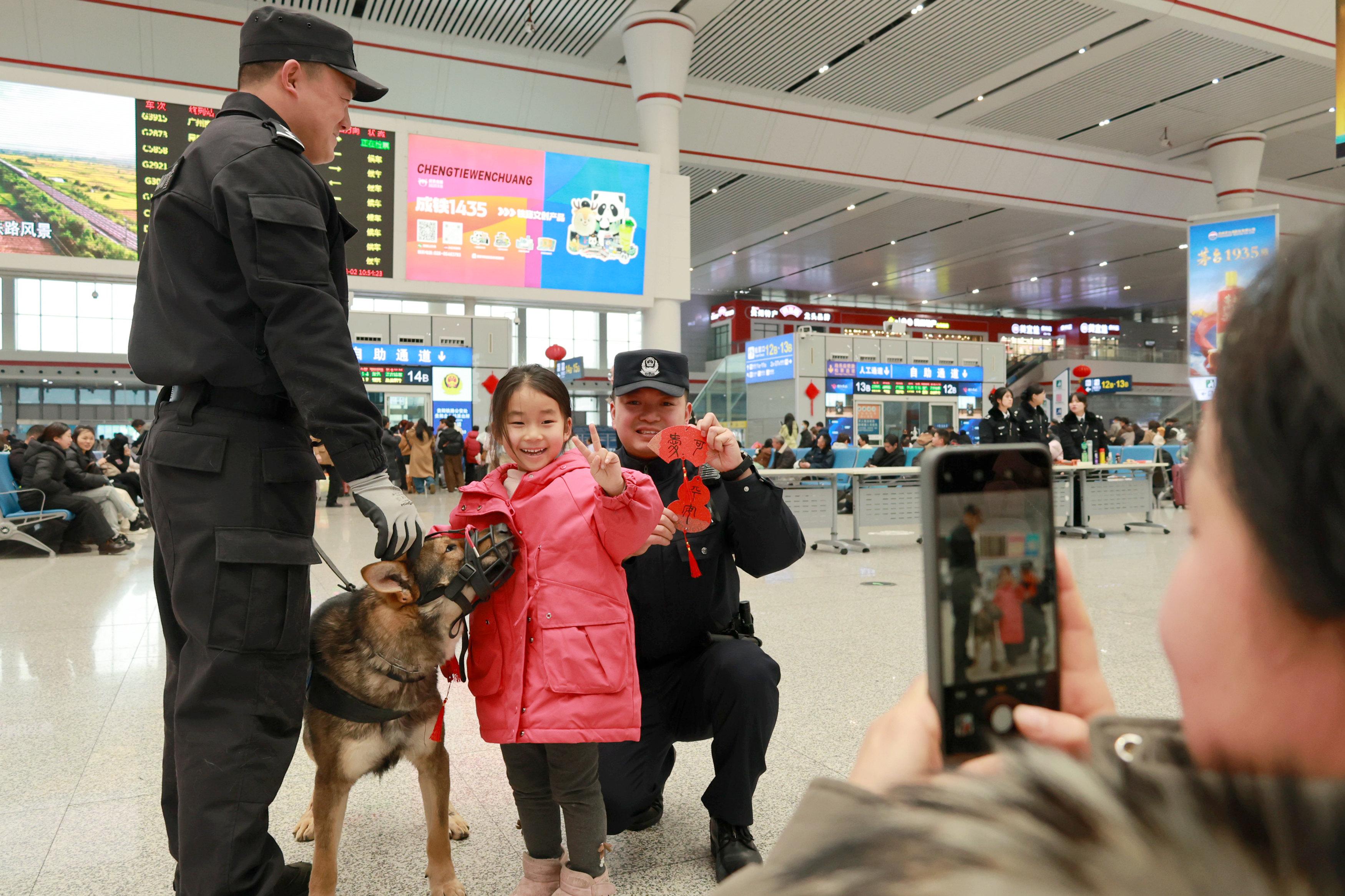 12 小小旅客与现场的“明星警犬——飞虎”合影留念.jpg