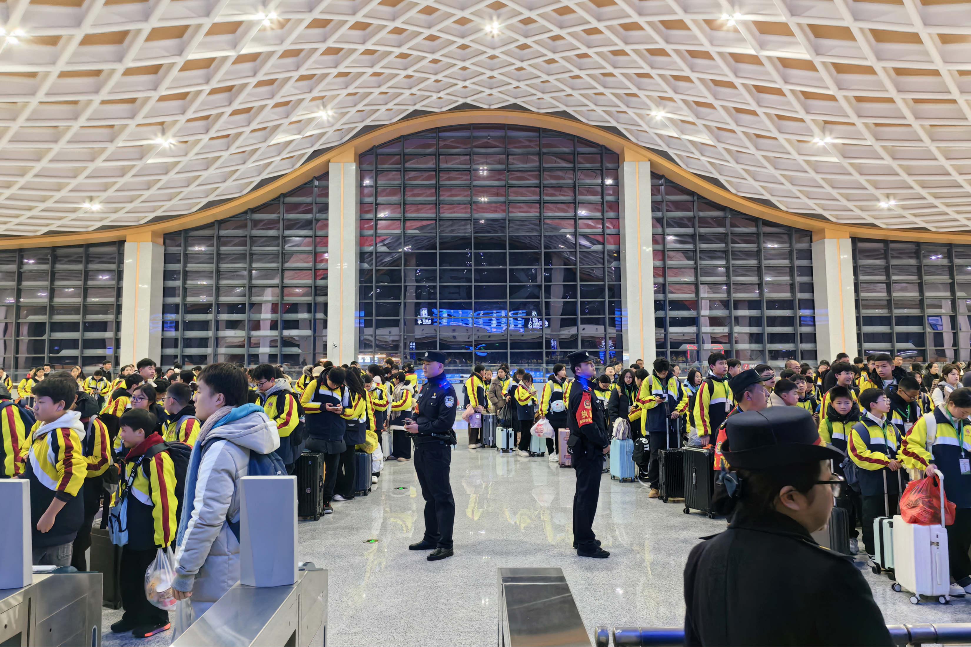 14 兴义南站内干部民警认真开展当地中学“研学”集中出行秩序维护.jpg