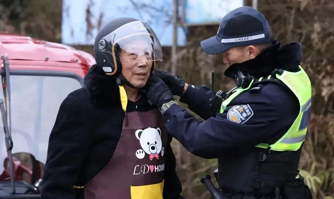 图1交警检查群众佩戴头盔.jpg