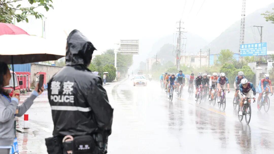 图2 全力护航首届环贵州公园省国际公路自行车赛。——镇宁自治县公安局供图.jpg 图2 全力护航首届环贵州公园省国际公路自行车赛。——镇宁自治县公安局供图.jpg