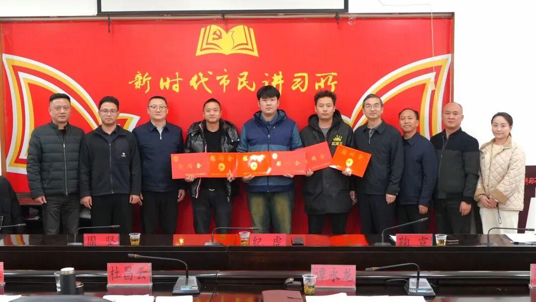 图1中间三位依次为蒋跃华 冉十全 陈司云.jpg