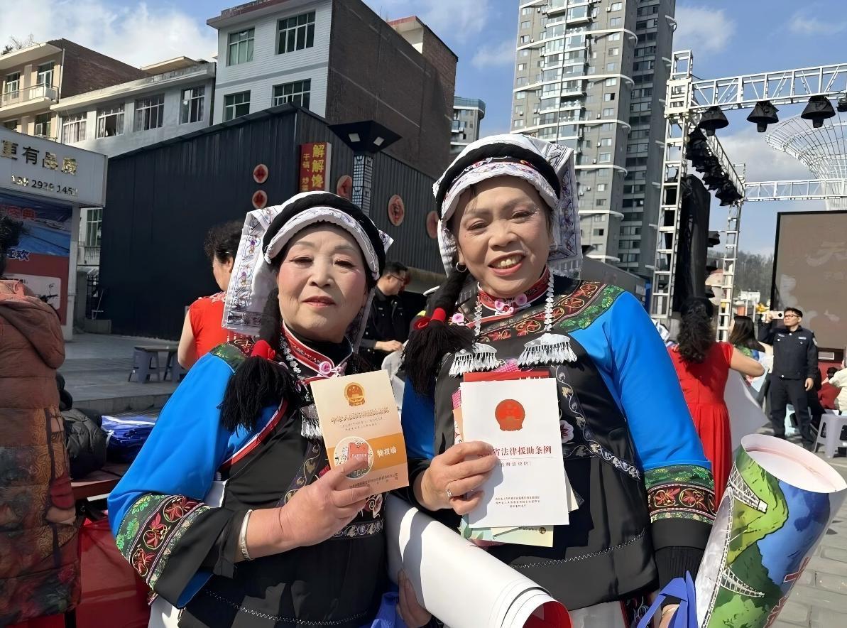 图1 向群众赠送法治书籍.jpg