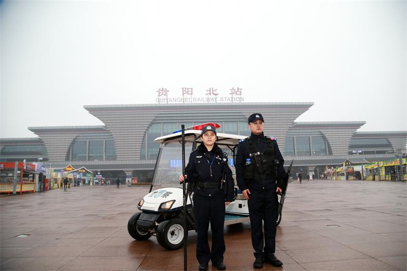 图1民警执勤现场.jpg