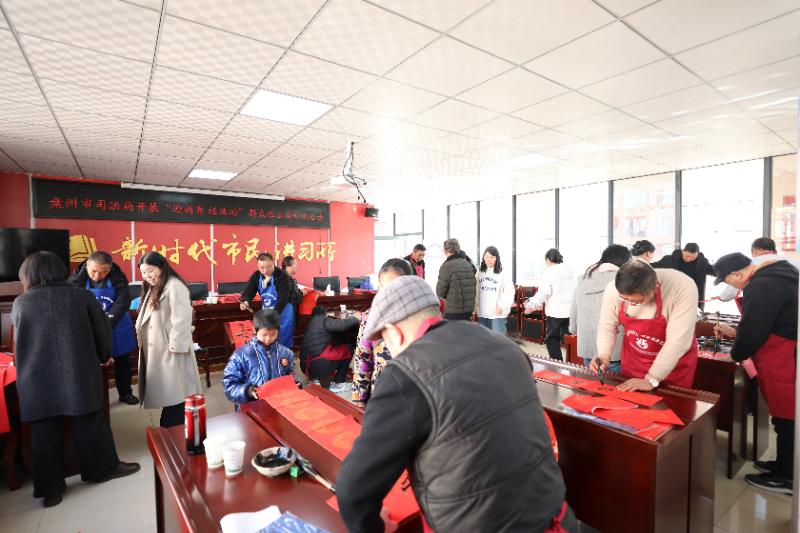 图1 书法爱好者书写春联与福字.jpg