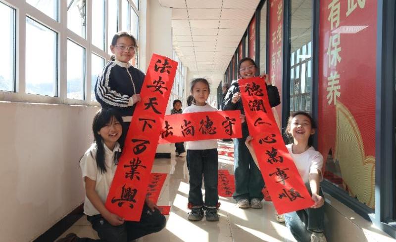 墨香氤氲传法意 贵州盘州司法送上特色“法治年货”