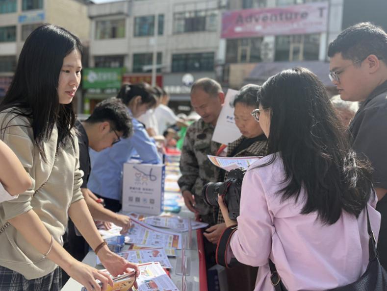 图4 工作人员进行普法宣讲.jpg 图4 工作人员进行普法宣讲.jpg