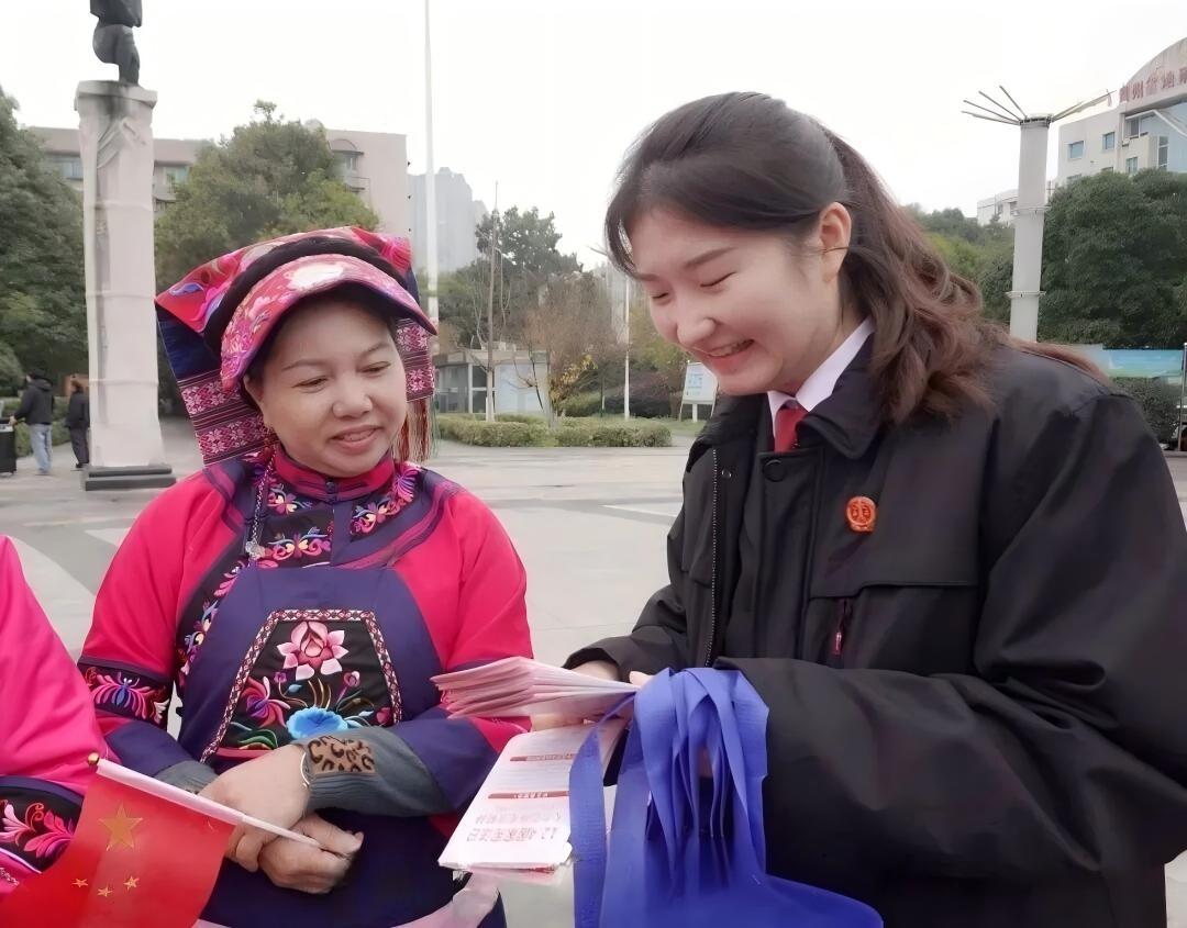 图1乌当区法院开展普法宣传。.jpg 图1乌当区法院开展普法宣传。.jpg