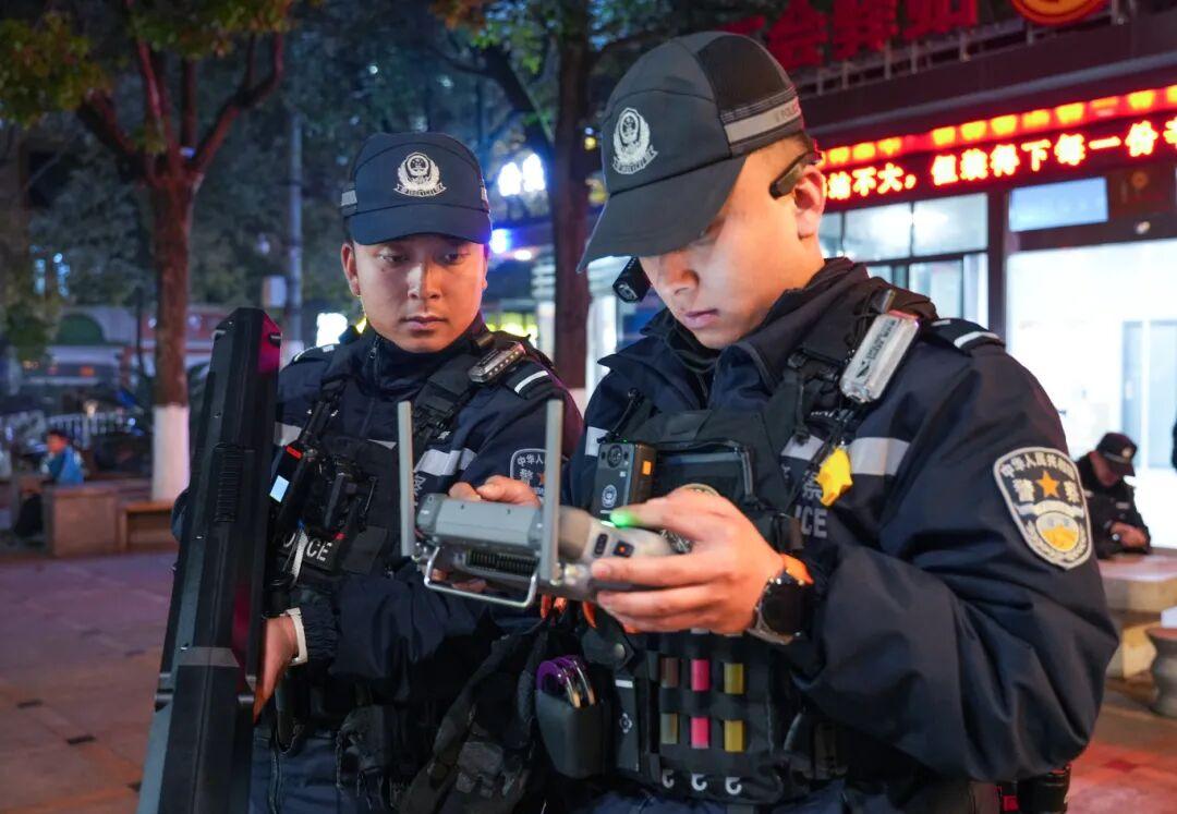 图1 六枝特区公安局新广场街面警务站 &nbsp; &nbsp;罗有安（右一）.jpg