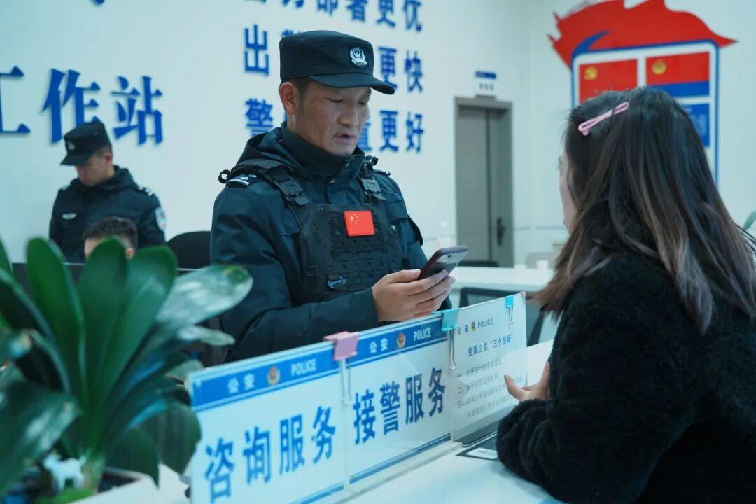 图3六盘水市公安局水城分局双水广场街面警务站 &nbsp; &nbsp;顾毓胜.jpg