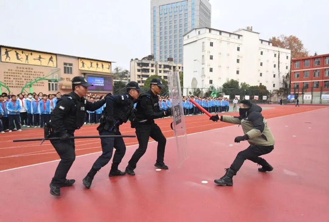 图2 特警队员现场讲解袭击应对技巧.jpg