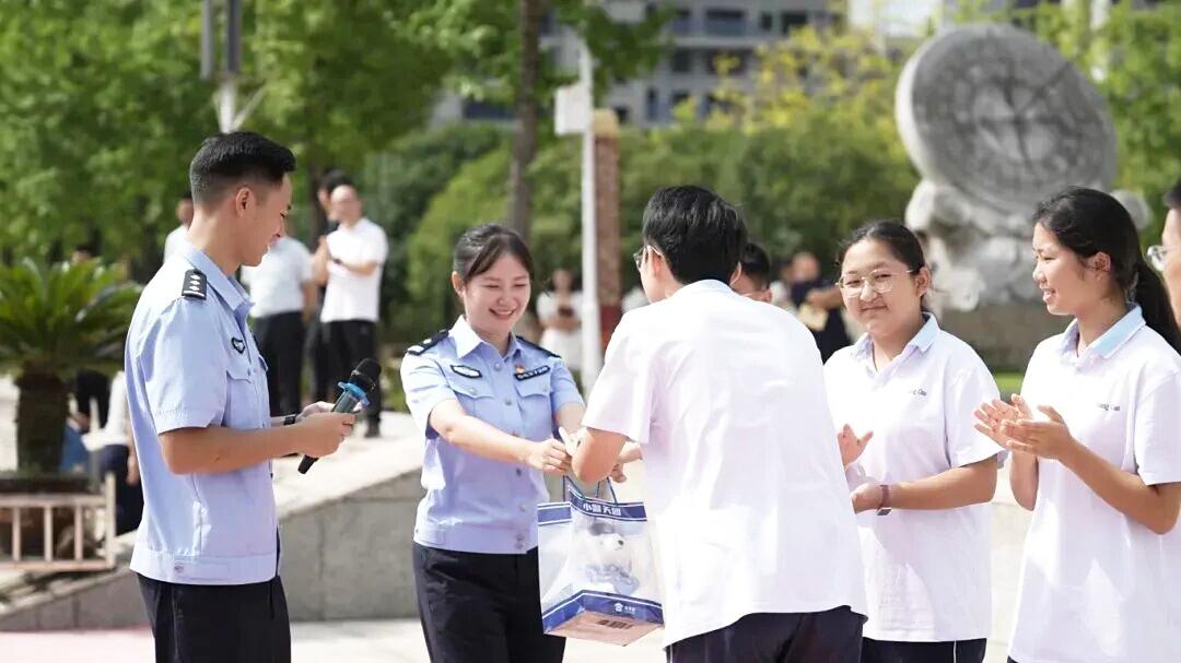 图3 民警与学生线下互动.jpg
