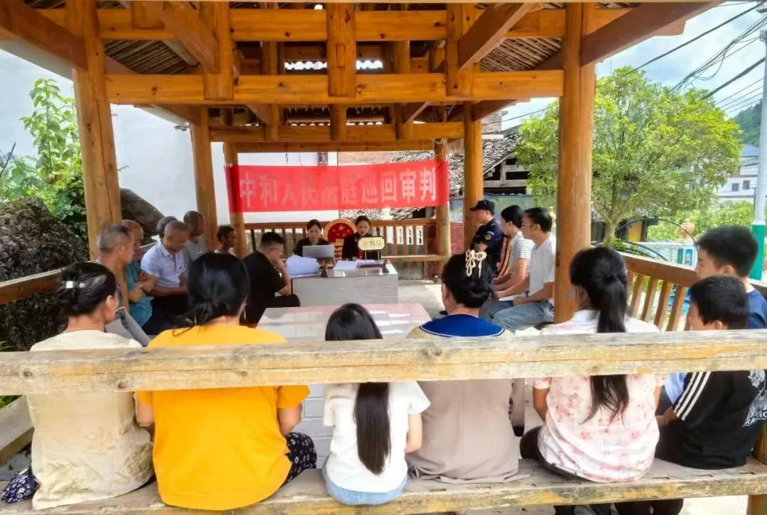 图3 中和人民法庭将审判庭设在了乡场边的“纳凉亭”.jpg