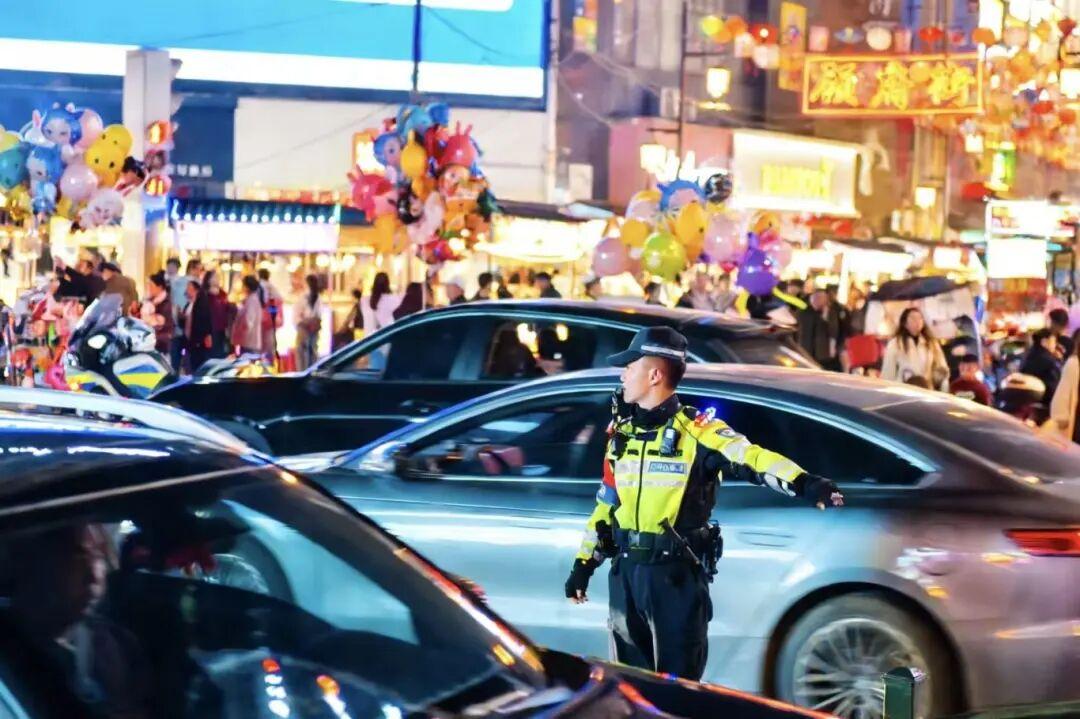 图1交警指挥交通秩序.jpg