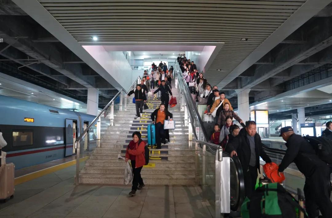 图2 旅客有序赶车场景.jpg