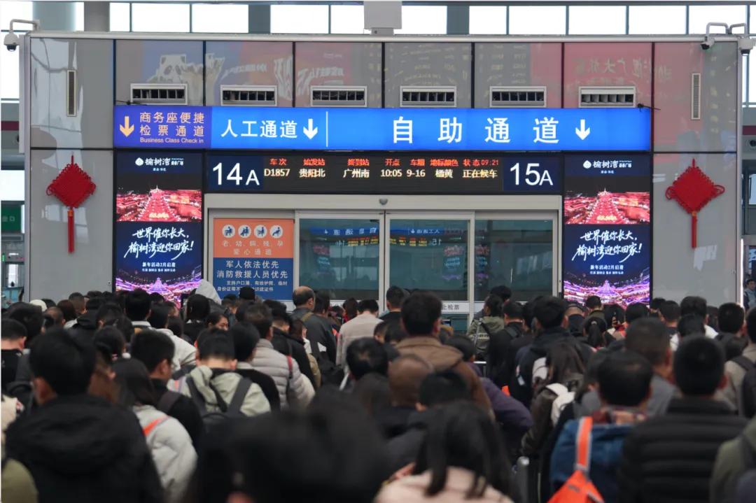 图1 贵阳北站候车现场.jpg