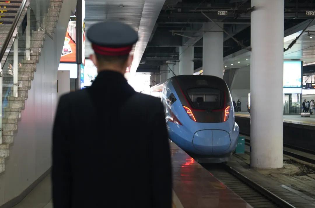 图3 工作人员在站台工作背影.jpg