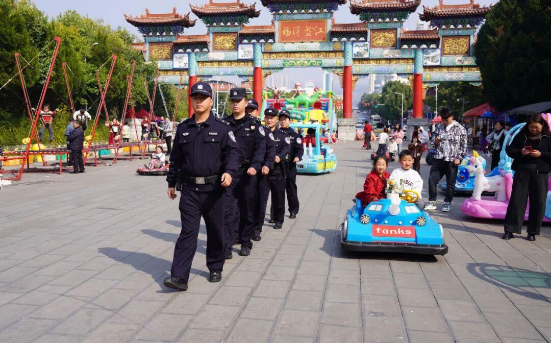 图2 民警春节期间巡逻.jpg