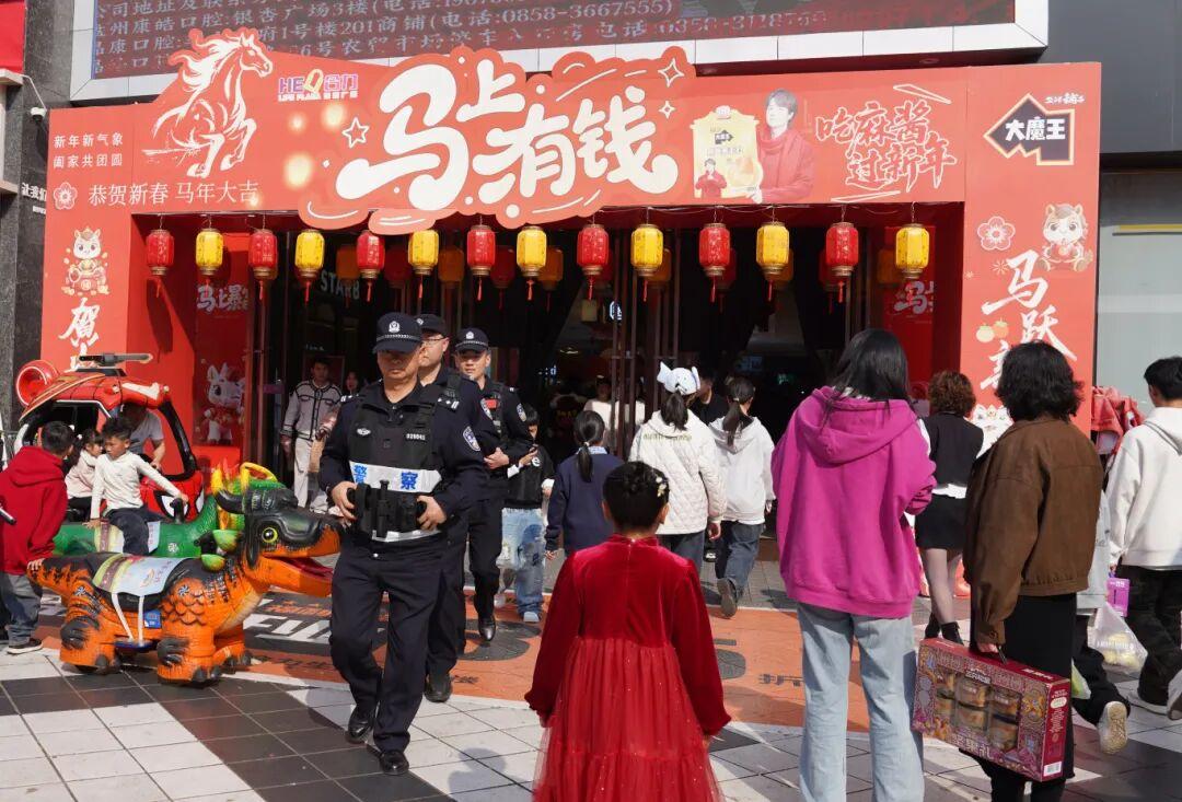 图1 民警春节期间执勤1.jpg