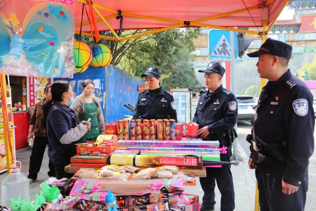 图4 公安检察烟花爆竹售卖商家.jpg