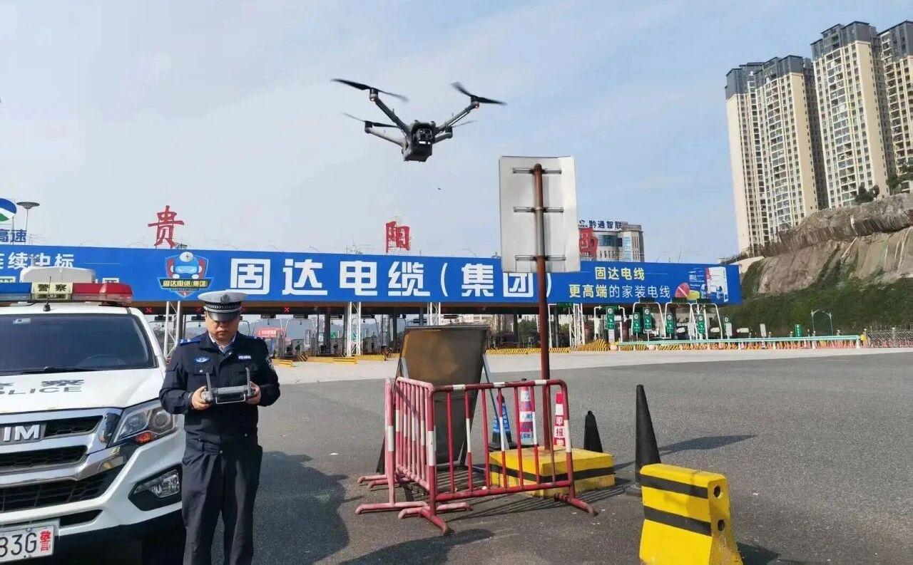 图1  执勤交警正使用无人机巡视路面情况.jpg
