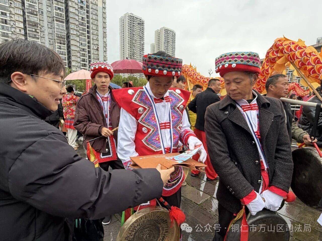 图2 普法志愿者向巡游队伍演员开展普法.jpg 图2 普法志愿者向巡游队伍演员开展普法.jpg