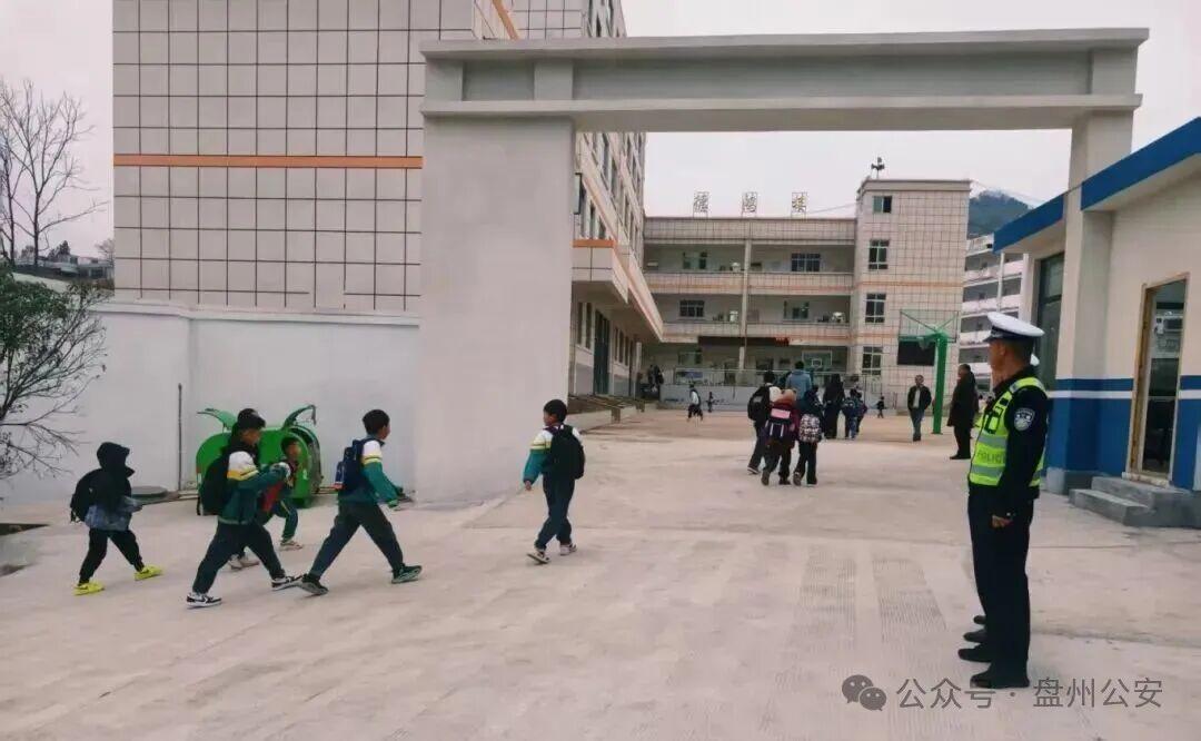 图1  水城分局民警开展护学岗工作.jpg