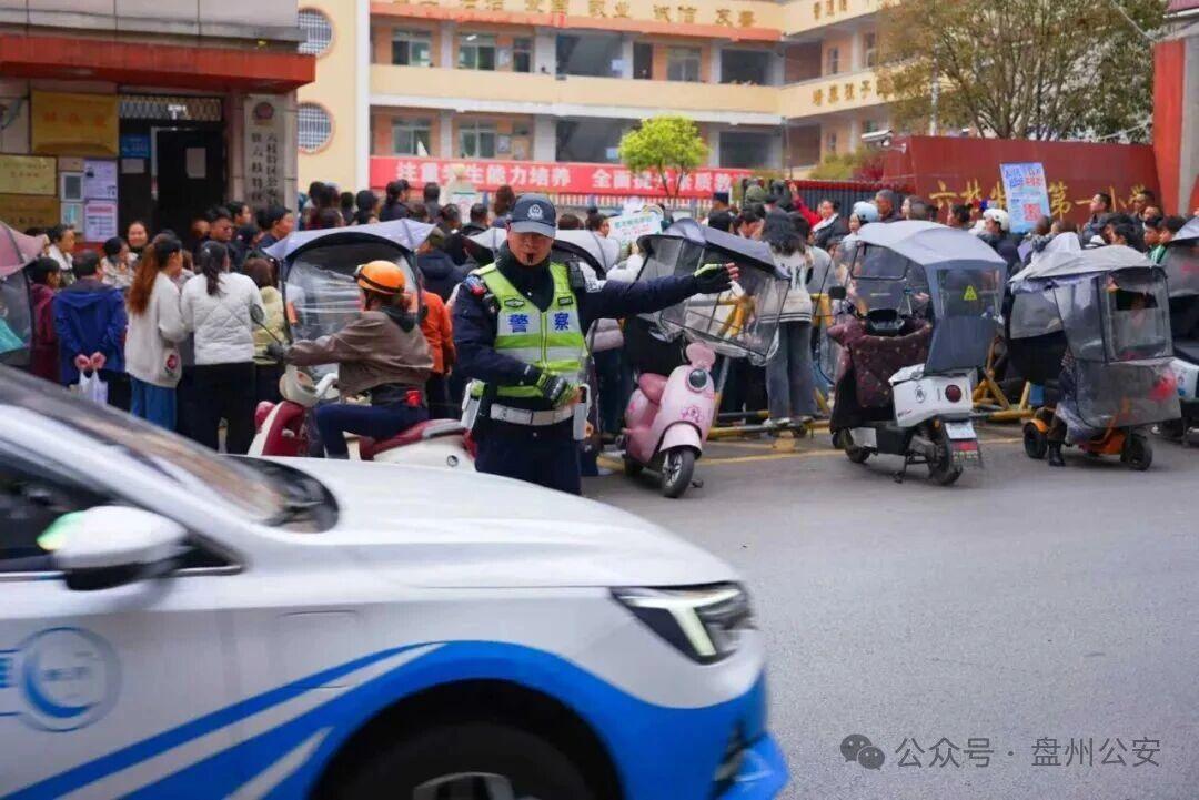 图3  六枝公安交警在校园门口指挥交通.jpg