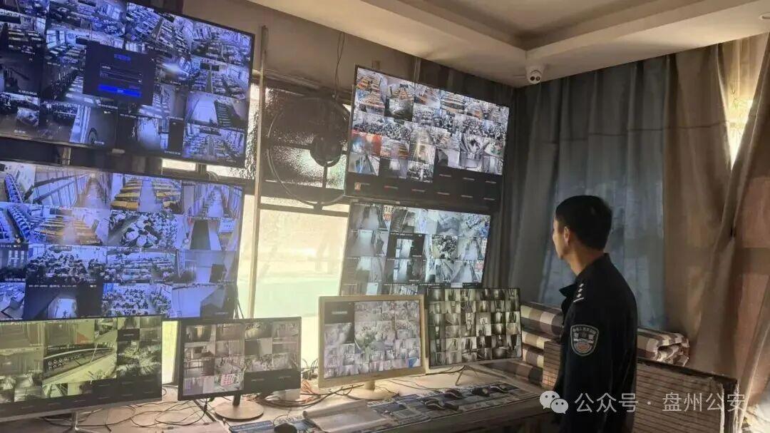 图2 高新分局民警检查校园安防设施.jpg