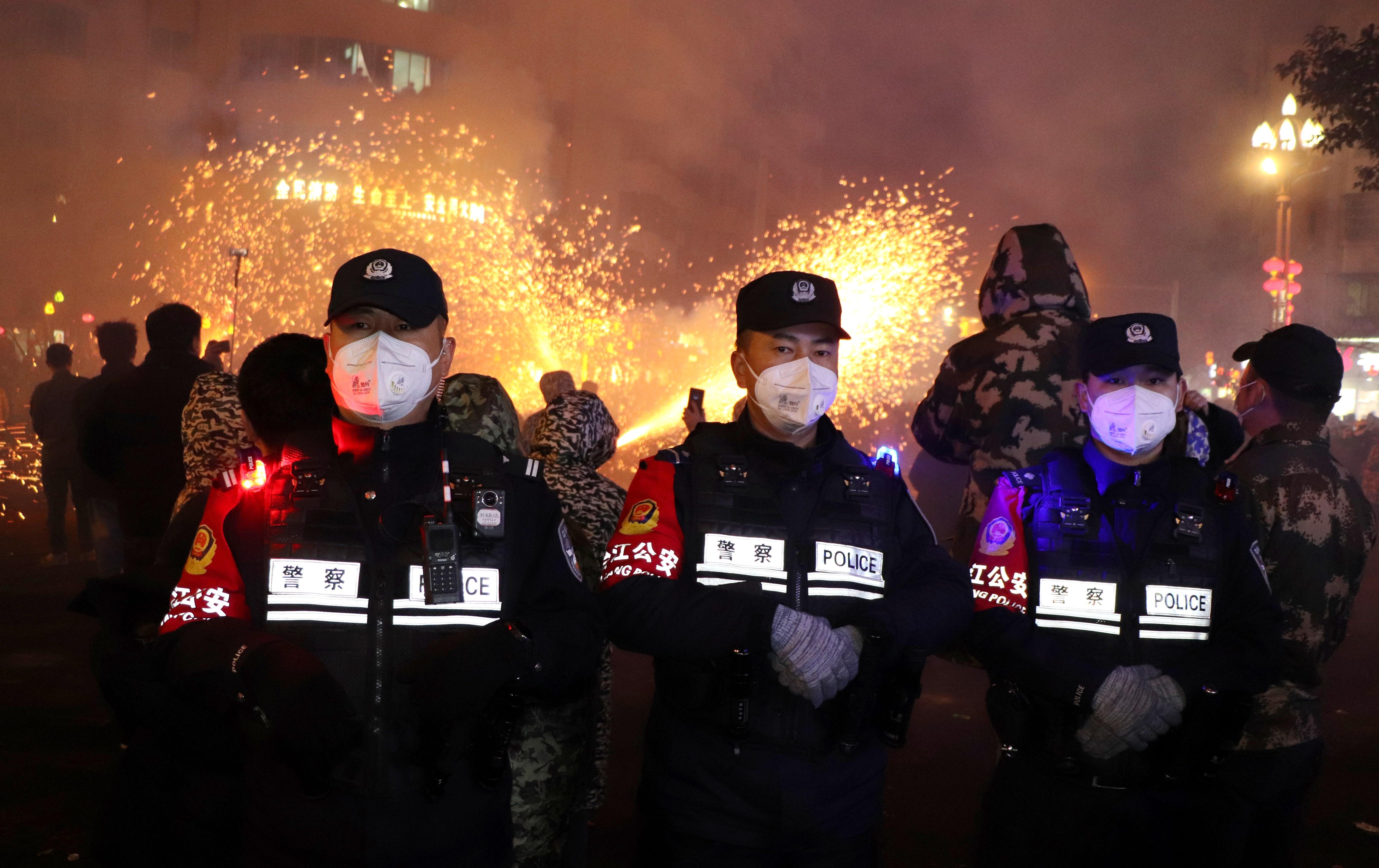 图1民警值守活动现场.jpg