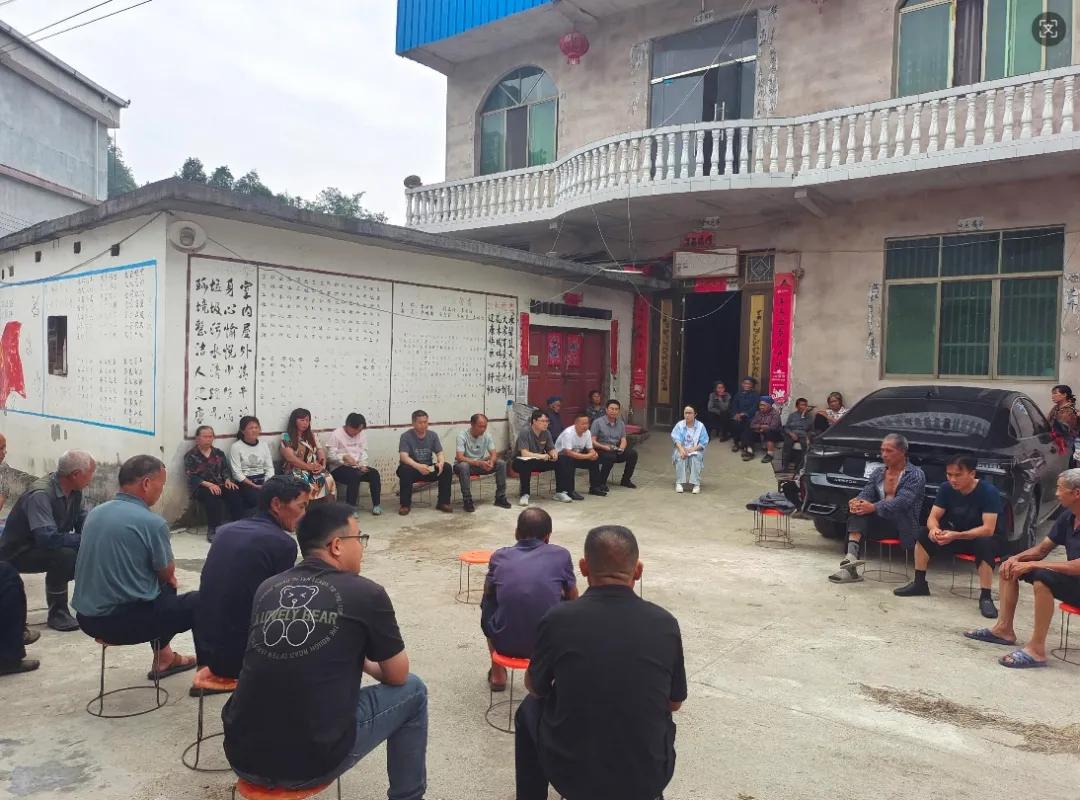 图3  人民调解员与“法律明白人”联动调处矛盾纠纷.jpg