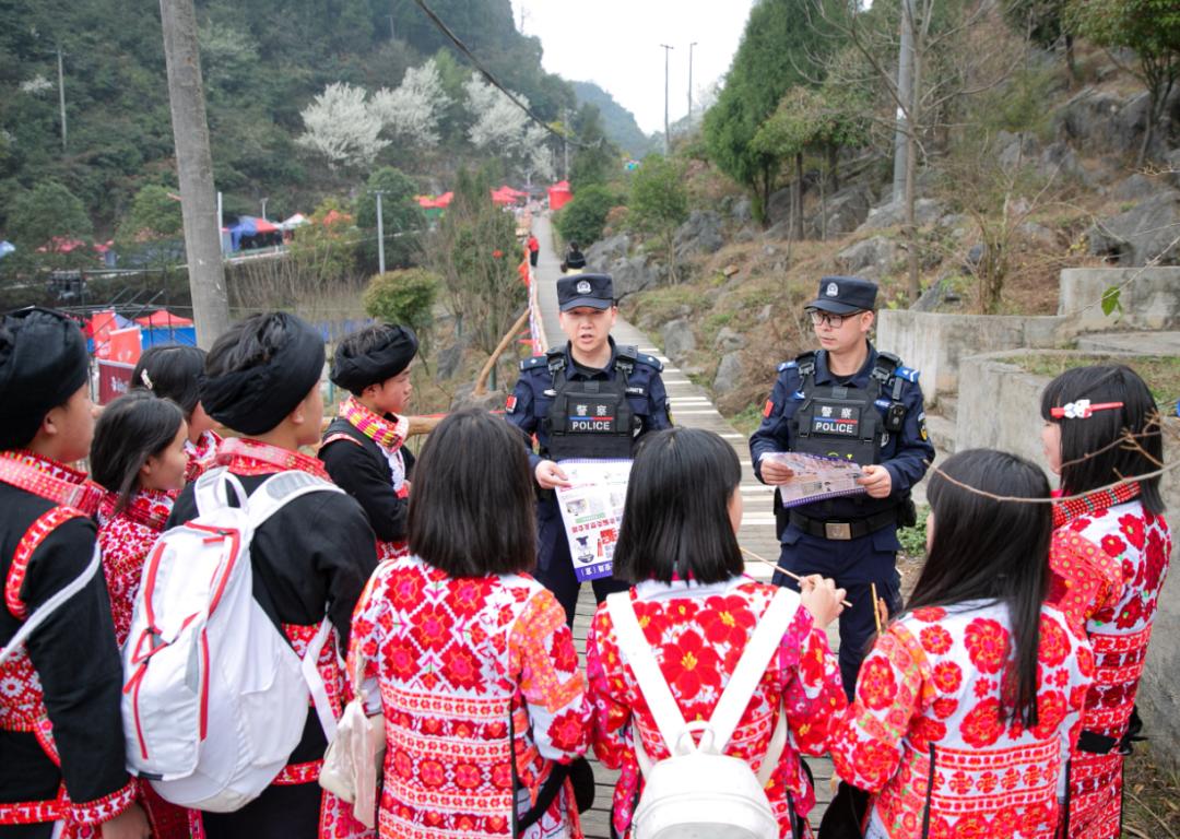 图2 民警们手拿禁毒、反诈、防火防盗宣传品开展宣传.jpg