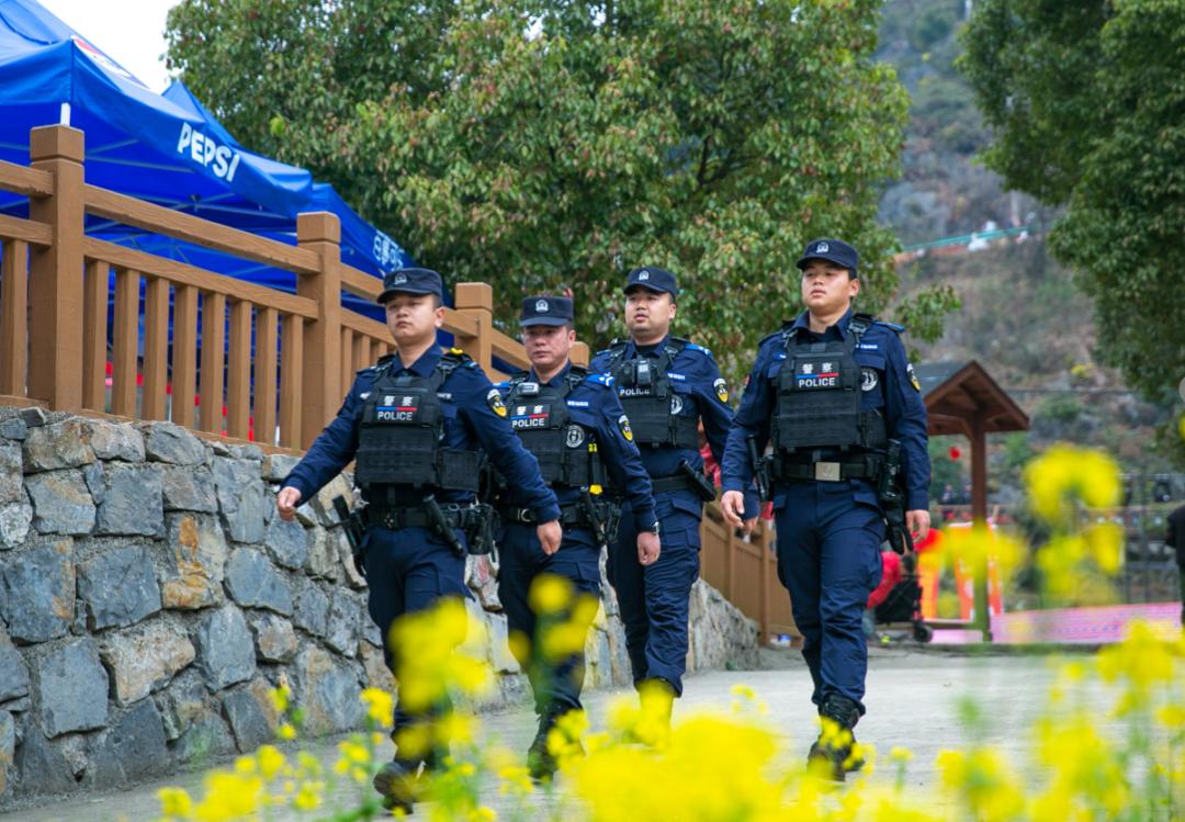 图3  民警开展现场安全巡逻.jpg