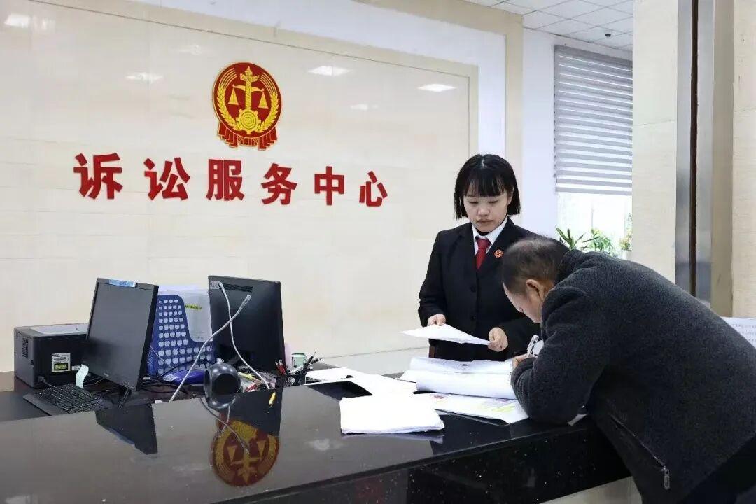 图2 干警辅导当事人填写材料.jpg