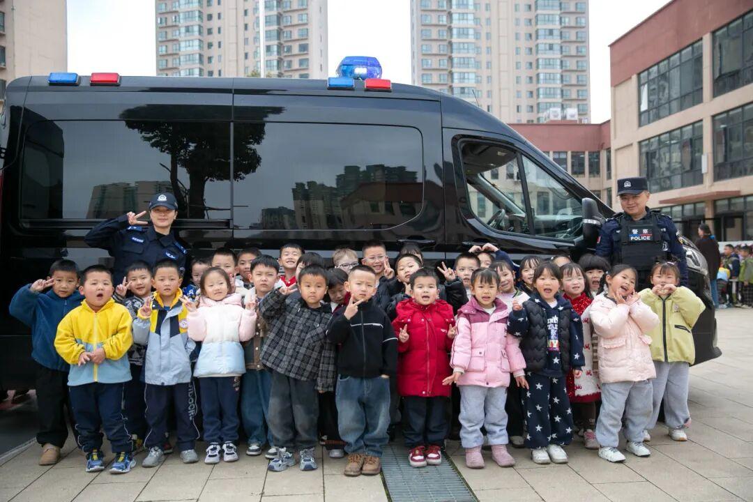 图4 小朋友和民警同志合照.jpg