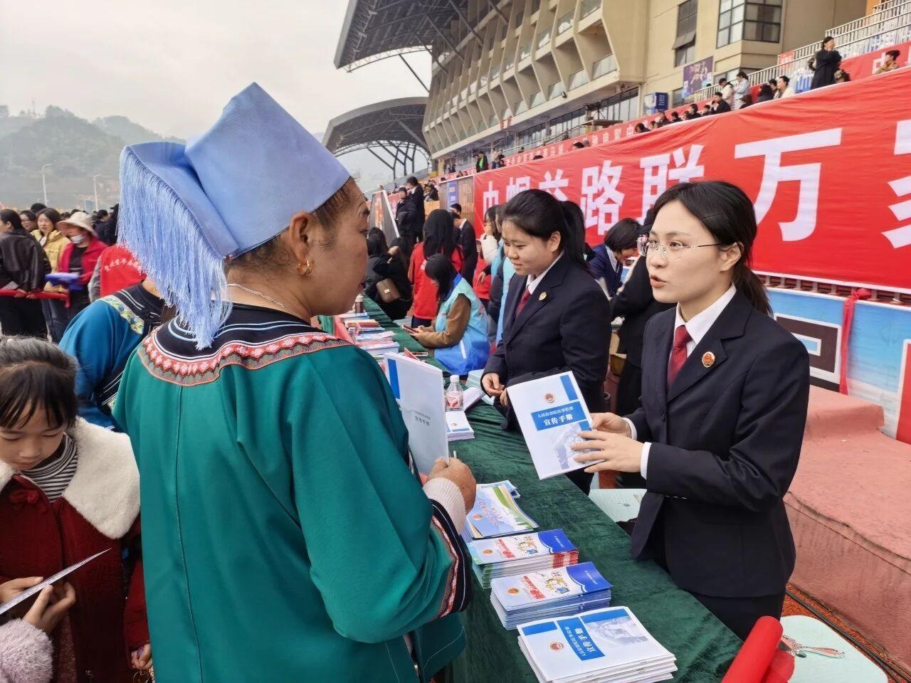 图1 女干警向过往群众普及法律知识.jpg