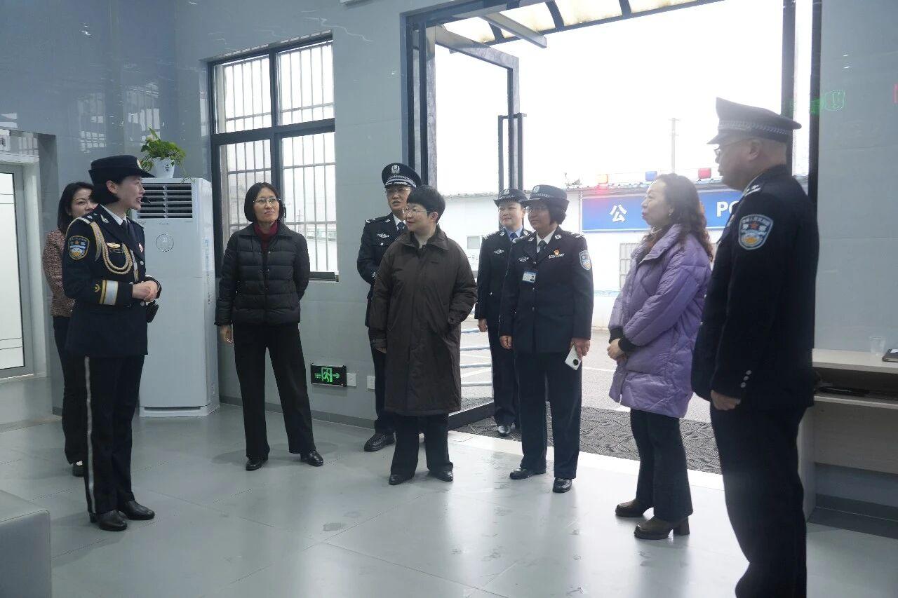 图2  余敏、王丹一行在贵州省第一女子监狱，看望慰问长期坚守在监管一线的女民警职工.jpg