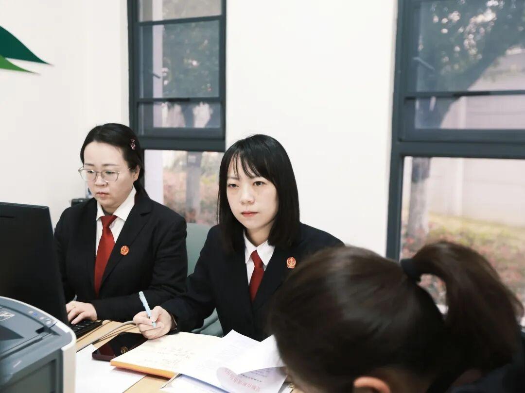 图3 日常工作中的朱俊蓉.jpg.jpg