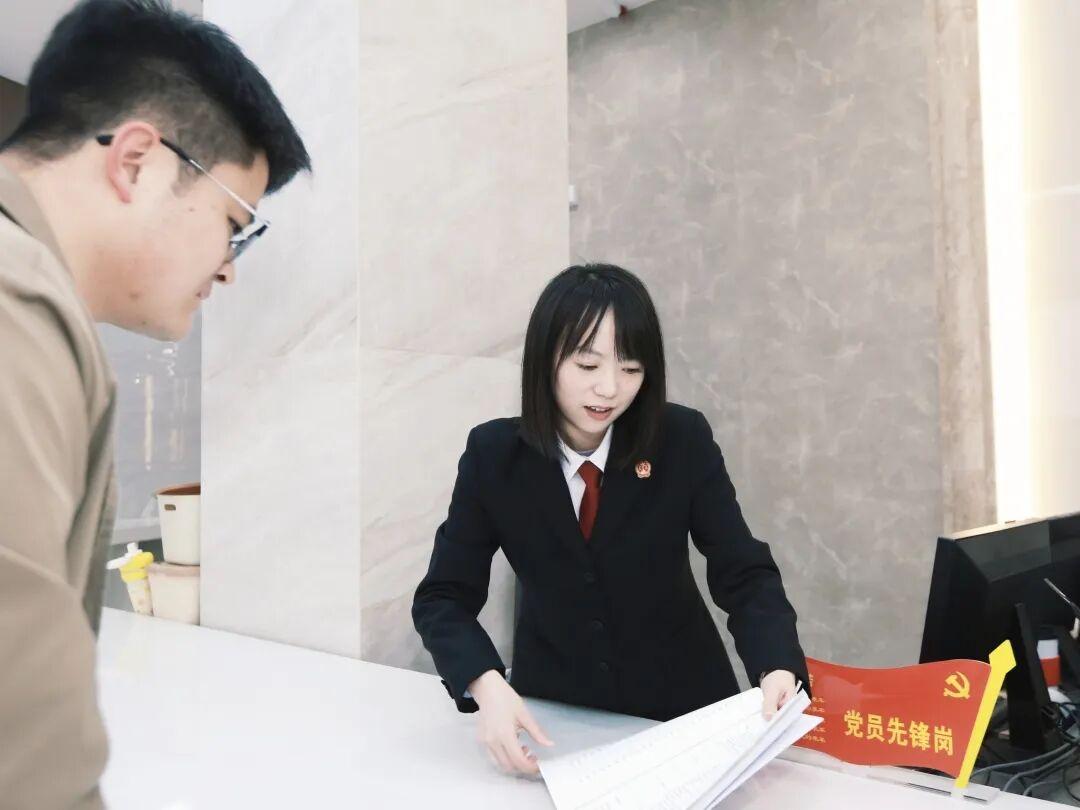 图1 朱俊蓉耐心引导群众.jpg