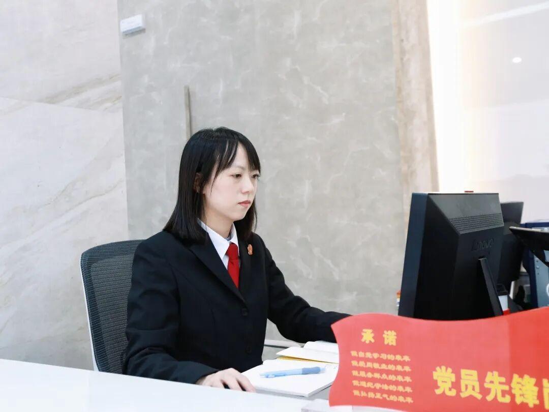 图2 在服务窗口认真工作的朱俊蓉.jpg