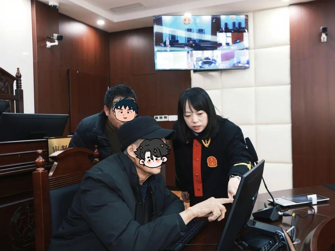 图4 朱俊蓉耐心引导群众.jpg