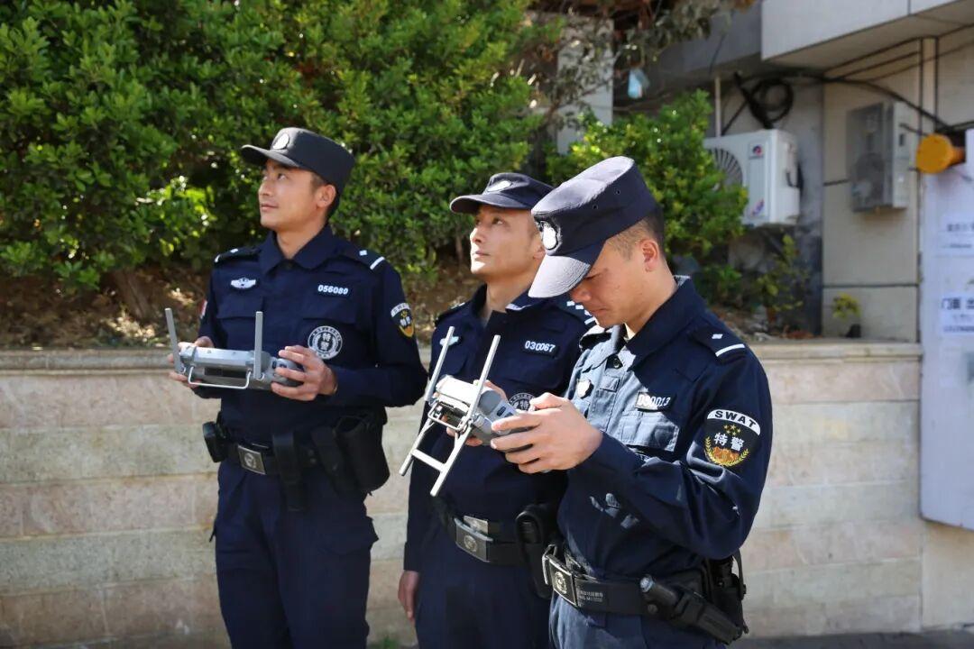 图1 警员操控无人机.jpg