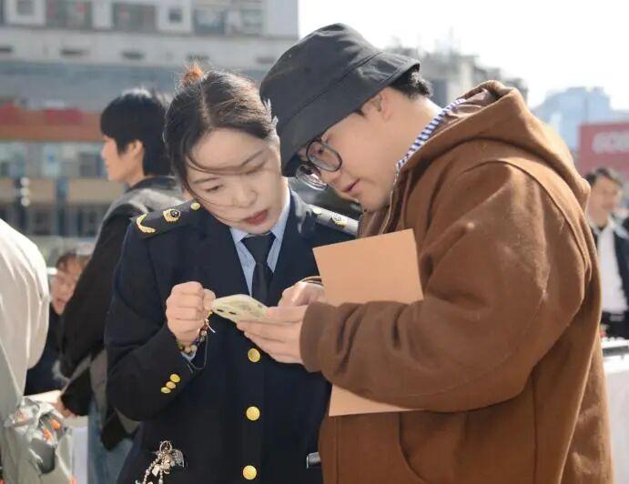 图一 活动中专业人员一对一答疑.jpg 图一 活动中专业人员一对一答疑.jpg